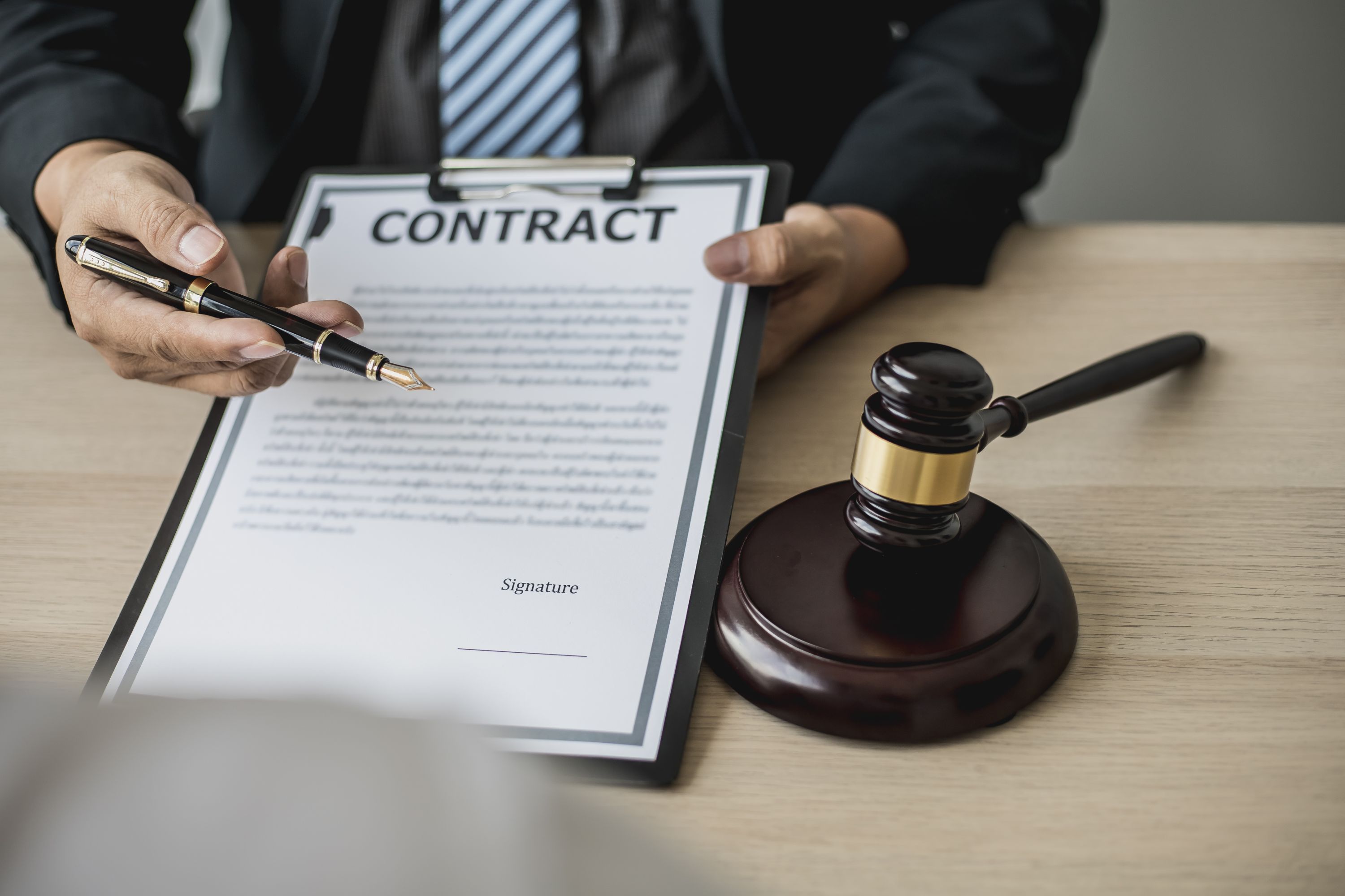 Find Top-Rated, Experienced Contracts Lawyers
